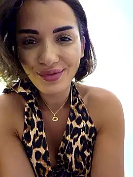 Outside play - NaughtyChloe 캠 모델의 동영상