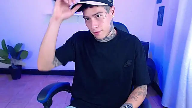 Nude and show asshole - video của người mẫu cam setthomas