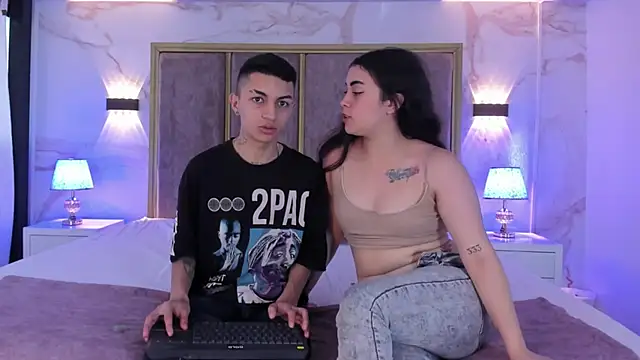 The girl fights with the boy and puts it at her feet. he loser abby strong - video di NickandAbby_ modella di cam