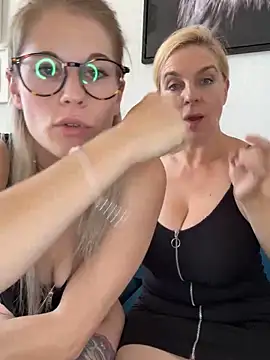 Finger fucking FrauleinSchmitts Pussy - video di JessyLey modella di cam