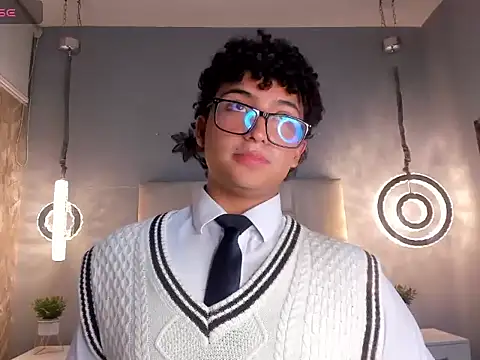 After School Secrets - video av Valentin0_3 cam-modell