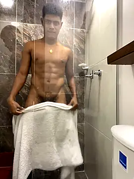 I'm in the shower touching my body😈