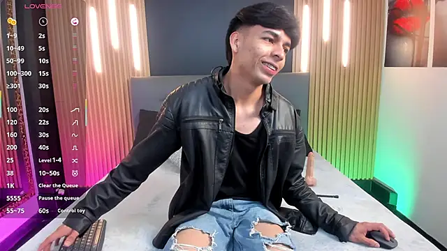 Posing a leather jacket in jeans - vidéo du modèle de showcams OnlyJos