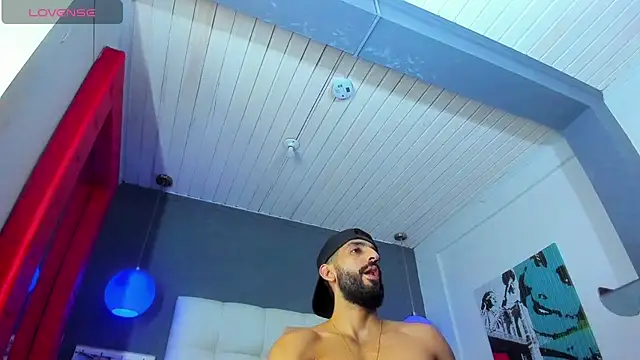 a delicious milk you want to see it and you want to drink it - video di Yiyo10_ modella di cam