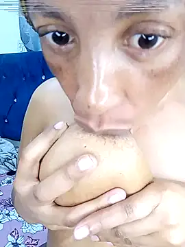 [6 Jul 03:02] Private Show sucking titts and pussy fisting – video od webkamerové modelky SEXYELLOWALICE