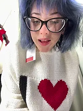 April tries not to be loud while fingering her pussy in fitting - Vídeo de Only_April, modelo de vídeos