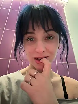 April fucks herself on w dildo in a public toilet - Vídeo de Only_April, modelo de vídeos