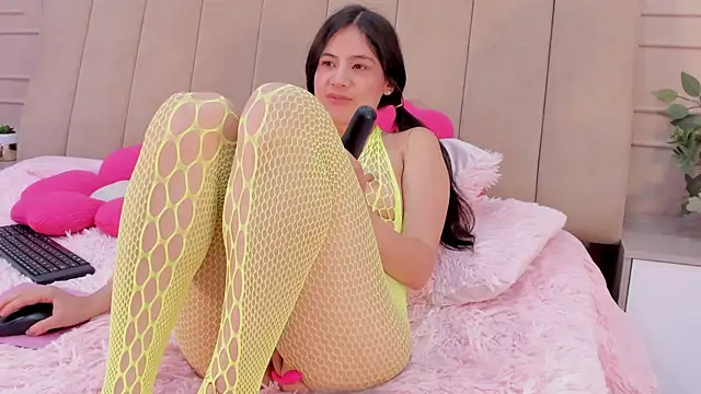 Playing with my ass and hitachi! – video af ameliiaa_smith cam-model