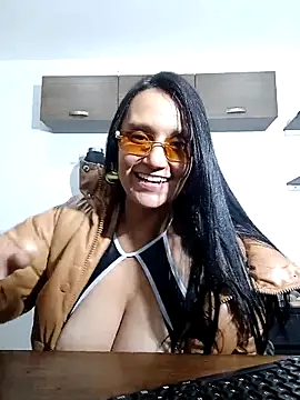 SEXY BRUNETTE - Vídeo de Esmeralda333, modelo de vídeos