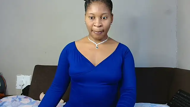 Riding dildo with my ass - video di BadAssSexyAddict modella di cam