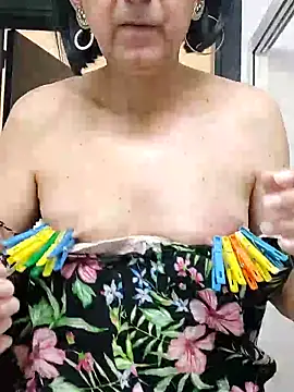 Clamps and smoke - ক্যাম মডেল Emily_de_Carla-এর ভিডিও