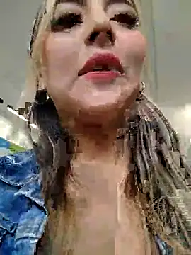 milk show and finger pussy in mall - video di CelestePrince2 modella di cam