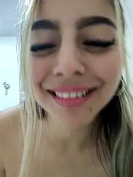 fuck pussy whit my dildo in the bat - video di CelestePrince2 modella di cam