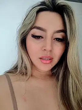 Walk show, Dress show and Dogguie style - video di CelestePrince2 modella di cam