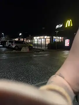 Show boobs at the McDonalds parking lot 😍 - OliviaaFischer adlı kamera modelinin videosu