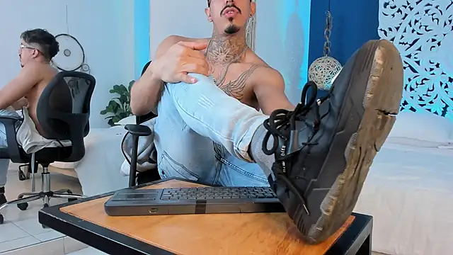 I love when you suck my feet and make me feel like my cock horny / Private Show - video av Donovan_Desmond cam model