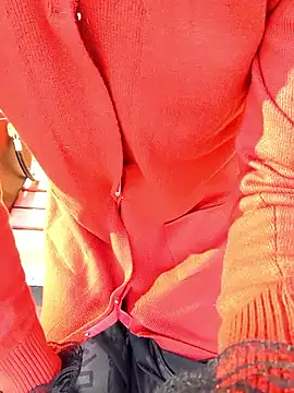 白昼のお散歩中に人が居る広場のベンチでお股からお汁タラタラ🫣💖地面に広がるシミとまいの恥ずかしい匂い、周りの人に気づかれちゃうかも🤭 - video by pink-mai cam model