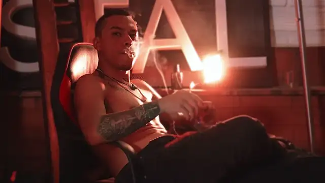 [17 Apr 22:37] Public Show - video van AlphaMasterXxx cam-model