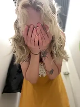 Intense orgasm in mall restroom🥵 - EveLittleSinner 캠 모델의 동영상