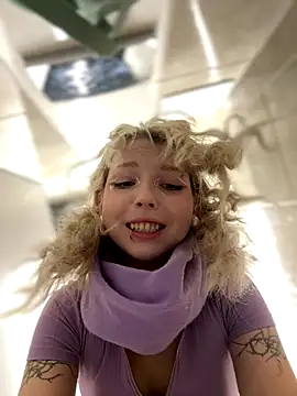 Playing pussy and ass close up in men's restroom😈 - EveLittleSinner 캠 모델의 동영상