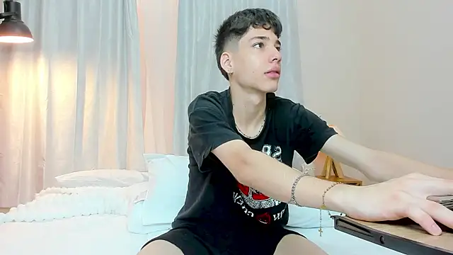 getting naked and playing with cock naked - vidéo du modèle de showcams oblivion_deku