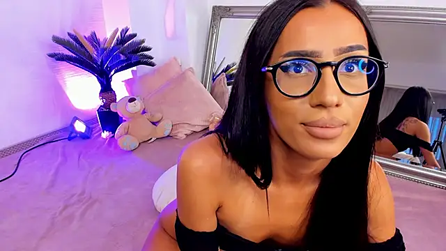 Pussy fingering with eye contact + Dirty Talk - Video von ChloeObril Cam-Model