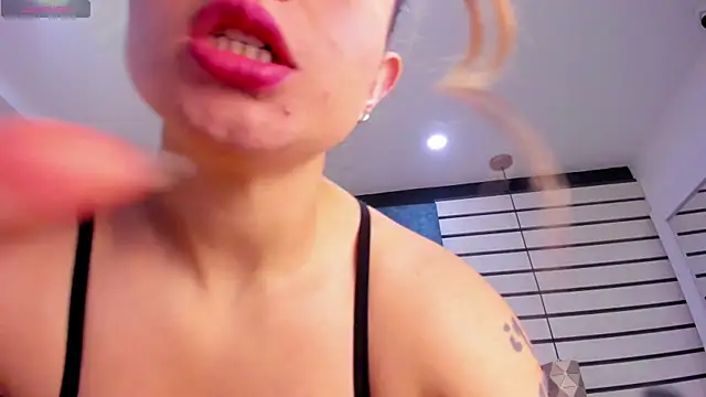 suck my cock and be my bitch on your knees - video van NatyLeone cam-model