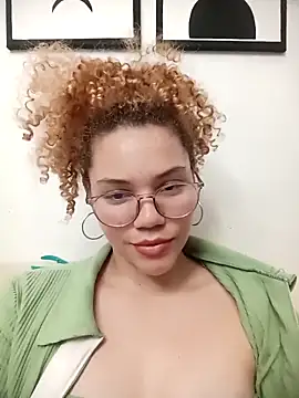 Dirty Little Princess 👑 - video by SirenRouge_69 cam model