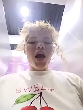 Bathroom Public 🔥 - video by SirenRouge_69 cam model