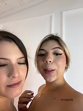 fingering and fucking-カメラキャストのAngelBlushXXXの動画