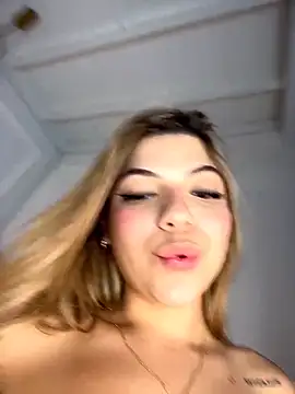 LICKING PUSSIES IN 69-カメラキャストのAngelBlushXXXの動画
