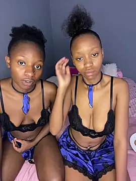 lesbian tribbing - video van SexyPetitex25 cam-model