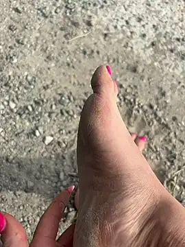 Public Show! Worship my dirty feet 🦶 - Vídeo de ScarletEire, modelo de vídeos