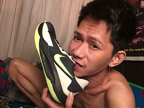 Cum on my sneakers!!!💦💦