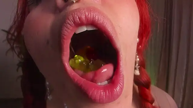 😂🎥 Funny video 💖 Giantess play 😜 I chew my little gummy… slowly through my giant throat 🍬✨ - Vídeo de bri_von_dhara__, modelo de vídeos