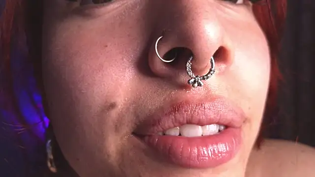 SLOPPPYY BITCH SLAP BOOBS AND SHOW DIRTY FEETS - Vídeo de bri_von_dhara__, modelo de vídeos