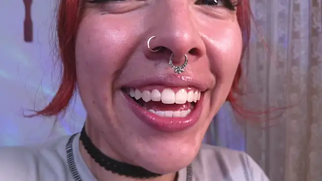 SLOPPY HAND ON MOUTH 😈💧💧💧 - video di bri_von_dhara__ modella di cam