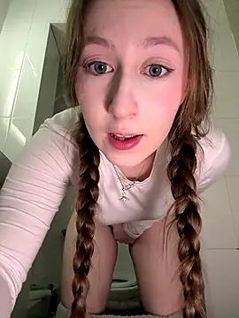 🍅play with pussy in panties in public toilet🍅 - pvt－カメラキャストのFroggyAnnaの動画