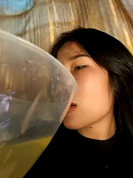 Spray water into the basin and drink it. - video by hello_mie cam model