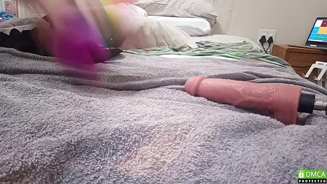 Little Leeloo get opened by the fucking machine