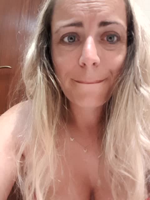 Ass finger squirt naughty in hotel - 視頻由 ladywithbigass 主播提供