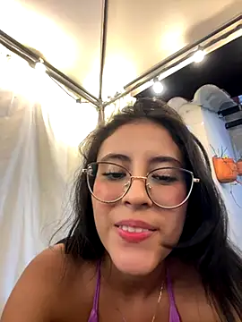 NAKED IN PUBLIC + MASTURBATION - vidéo du modèle de showcams Juanita-Diaz