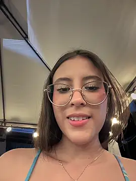 PUBLIC FISTING + FROM VAGINA TO MOUTH - vidéo du modèle de showcams Juanita-Diaz