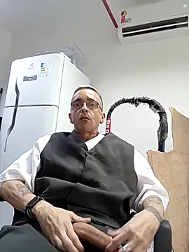 Tocando punheta no trabalho com a possibilidade de RODAR - video của người mẫu cam dinho_carioca