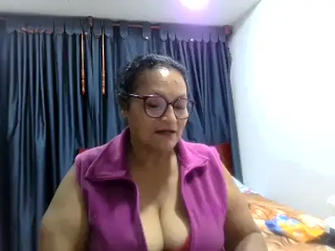 oil on boobs - فيديو من _Cristal موديل الكام