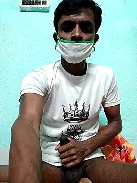 Pees in bathroom 💦 - vidéo du modèle de showcams Shiva7070