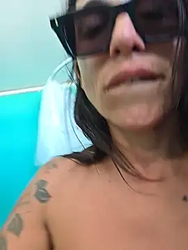 Squirt Nuda in cabina dopo una scopata gyardo come squirto - video by sexy7883 cam model