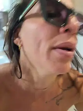 Pompino e cum a un tipo passato nell'androne di casa - video av sexy7883 cam-modell