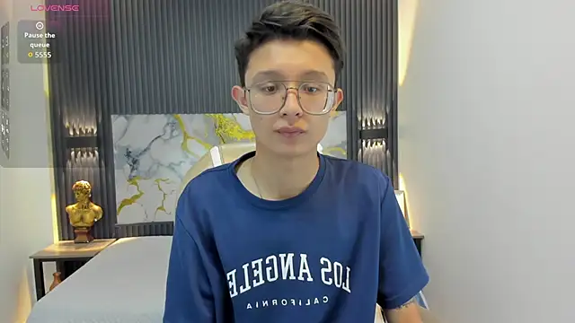 here play with my skinny and tasty body - video by SantiagoRusso18 cam model