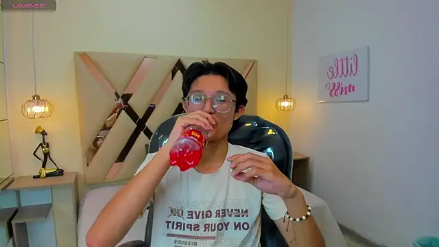 A good handjob – video od webkamerové modelky SantiagoRusso18